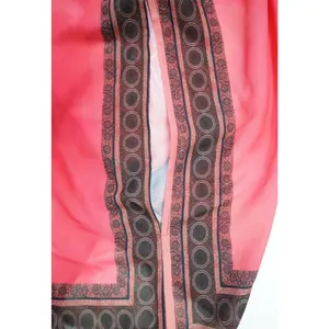 Detail der böhmischen Bordüre auf einer rosa transparenten Chiffon-Bluse für Damen