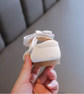 Nahaufnahme der Rückseite der weißen Baby-Prinzessinnen-Schuhe mit weicher Sohle