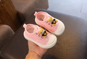 Detailansicht rosa Baby-Leinenschuhe mit süßem Teddybär und weicher Sohle