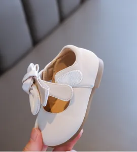 Detaillierte Ansicht cremefarbener Baby-Prinzessinenschuhe mit weichen Sohlen und großer Schleife