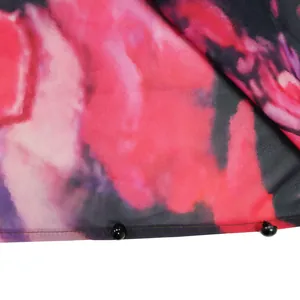 Nahaufnahme von leichtem Chiffonstoff mit abstraktem Blumendruck und Perlenbesatz