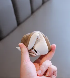 Nahaufnahme der weichen, flexiblen Sohle eines cremefarbenen Baby-Prinzessinnen-Schuhs für Mädchen
