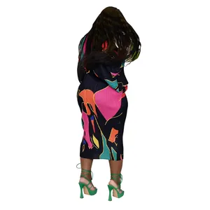 Vista trasera de un vestido midi plisado con estampado abstracto multicolor y mangas murciélago.