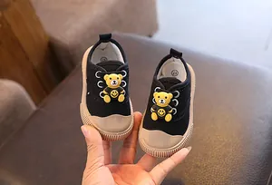 Detailansicht der schwarzen Baby-Segeltuchschuhe mit süßer 3D-Cartoon-Bär-Dekoration
