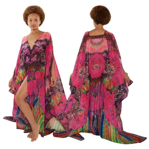 Detaillierte Vorder- und Rückansicht eines farbenfrohen Chiffon-Kaftans mit Blumendruck
