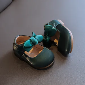 Elegante smaragdgrüne Prinzessinnenschuhe für Kleinkinder mit weicher Sohle und Schleife