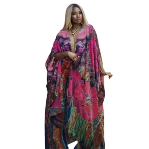 Model in einem farbenfrohen Chiffon-Kleid mit V-Ausschnitt und elegantem Faltenwurf.