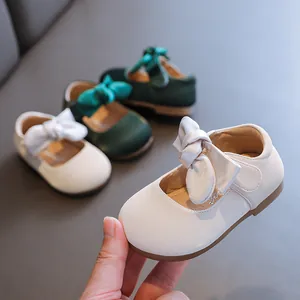 Süße cremefarbene Baby-Mädchen Mary Janes mit weicher Sohle und großer Satinschleife