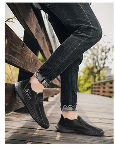 Gedetailleerd zijaanzicht van zwarte handgemaakte leren loafers voor heren op een brug