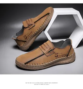Detailweergave van bruine handgemaakte leren loafers met stijlvolle stiksels