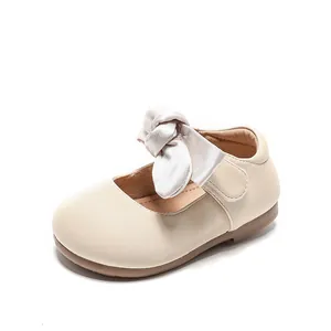 Elegante beige Baby Mädchen Prinzessin Lauflernschuhe mit weicher Sohle und Satinschleife.