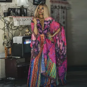 Detailansicht eines lebhaften Chiffon-Kaftans mit V-Ausschnitt und buntem Blumendruck