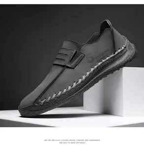 Detailopname van donkergrijze handgemaakte leren loafers voor heren met sierstiksels