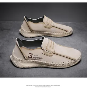 Zijaanzicht van beige handgemaakte leren herenloafers met 5 SPORT POWER print