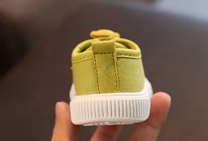 Makro-Detailansicht der Ferse und Sohle von grünen Baby-Segeltuch-Lauflernschuhen