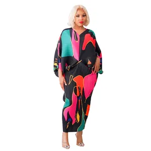 Vestido largo plisado de colores vibrantes con estampado abstracto y mangas murciélago