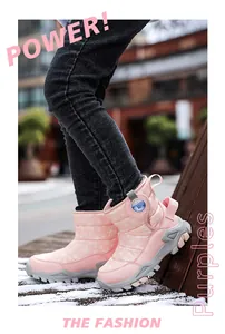 Detailansicht der rosa Kinder-Winterstiefel mit Schneeflockenmuster und dicken Sohlen für draußen.