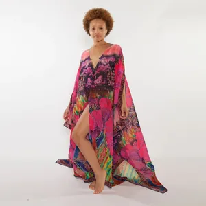 Detailansicht eines farbenfrohen Chiffon-Kaftans mit Blumendruck und tiefem V-Ausschnitt