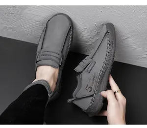Gedetailleerd zijaanzicht van grijze handgemaakte leren loafers met 'SPORT POWER' print
