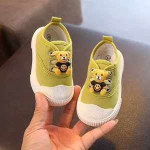 Comfortabele groene baby canvas schoenen met zachte zool en schattige beer voor peuters