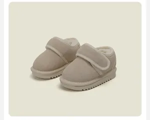 Seitenansicht beige Winterstiefel für Kleinkinder mit weichem Plüschfutter und Klettverschluss