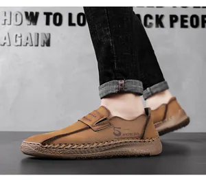 Detailopname van handgestikte bruine leren herenloafers met subtiele reliëfdetails.