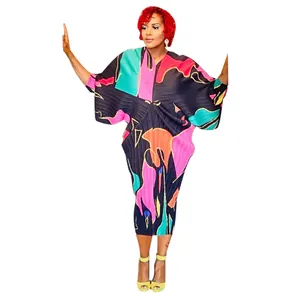 Primer plano de un vestido plisado de colores con mangas murciélago y estampados
