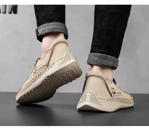 Gedetailleerd achteraanzicht van beige handgemaakte leren herenloafers voor rijcomfort