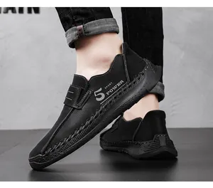 Gedetailleerd overzicht van handgemaakte zwarte leren loafers met stiksels