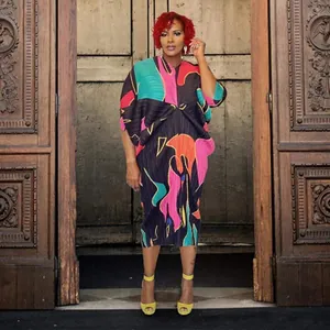 Vestido midi plisado con estampado abstracto vibrante, cuello en V y manga murciélago.