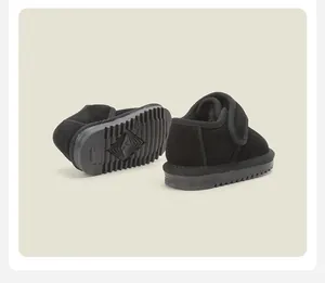 Detailaufnahme schwarzer Kleinkind-Schneestiefel mit strukturierter, rutschfester Gummisohle