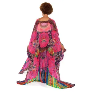 Rückansicht eines lebhaften pinkfarbenen Chiffon-Kaftans mit Blumenmuster für Damen