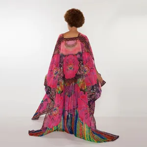 Rückansicht eines lebhaften, langen Chiffon-Kaftans mit floralem Muster für den Strand
