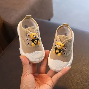 Atmungsaktive Kleinkinder Segeltuchschuhe mit Cartoon-Bär und weicher Sohle in Khaki