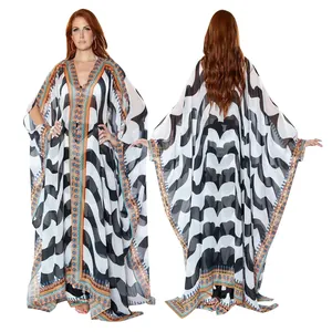 Vorder- und Rückansicht des eleganten langen Chiffon-Kaftans mit geometrischem Druck