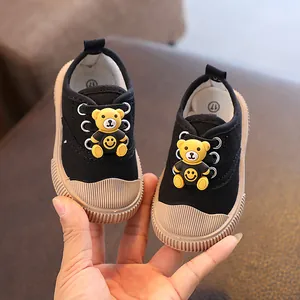 Süße schwarze Baby-Segeltuchschuhe mit Zeichentrickbär-Verzierung und weicher Gummisohle