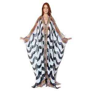Vollansicht eines fließenden Chiffon-Kaftans mit V-Ausschnitt, Ethno-Print und Wellenmuster