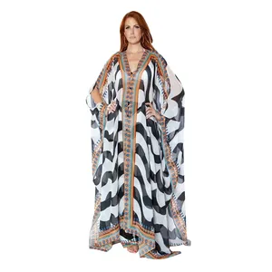 Ganzkörperansicht eines V-Ausschnitt Chiffon Kaftans mit ethnischem Wellenprint