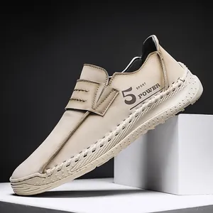 Handgemaakte beige herenleren loafers met sport power print voor zakelijke vrijetijdsstijl