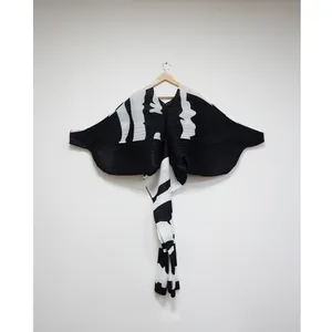 Vestido plisado artístico en blanco y negro con mangas murciélago y textura drapeada