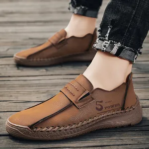Casual bruine handgemaakte leren loafers voor heren met instapontwerp en logo