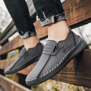 Elegante handgemaakte grijze leren herenloafers voor zakelijk gebruik en autorijden