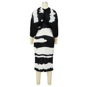 Vista trasera de un vestido plisado elegante con estampado abstracto blanco y negro