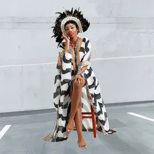 Detailansicht des schwarz-weißen Chiffon-Kaftans mit Ethno-Print und V-Ausschnitt-Design.