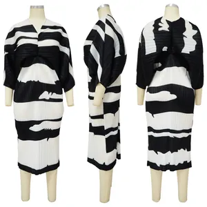 Vistas frontal, lateral y trasera de un vestido midi plisado con rayas y cuello en V