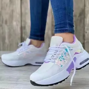 Vue latérale de baskets compensées blanches pour femmes avec touches violettes et irisées