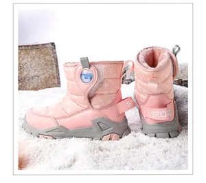 Gemütliche rosa Kinder-Schneestiefel mit warmem Fleecefutter und weißen Schneeflocken.