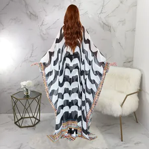 Rückansicht des böhmischen, durchsichtigen Chiffon-Kaftans mit schwarz-weißem Wellenmuster