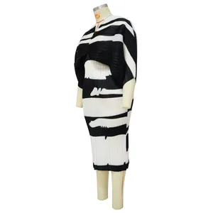 Conjunto de vestido midi plisado de dos piezas con bolero de manga murciélago y rayas