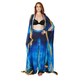 Komplette Ansicht: Blau bedruckter Chiffon-Kaftan und passende weite Hose im Set